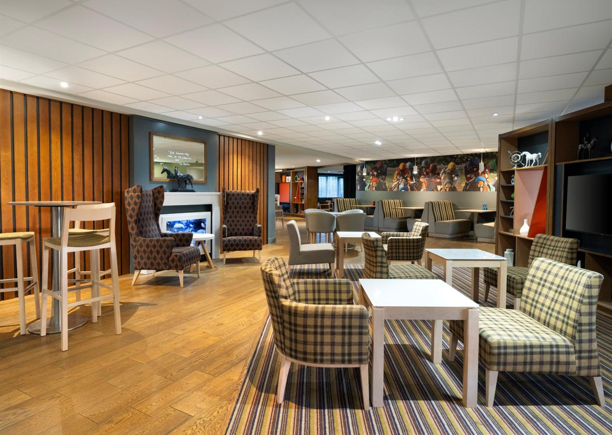Holiday Inn Huntingdon Racecourse By Ihg Ngoại thất bức ảnh