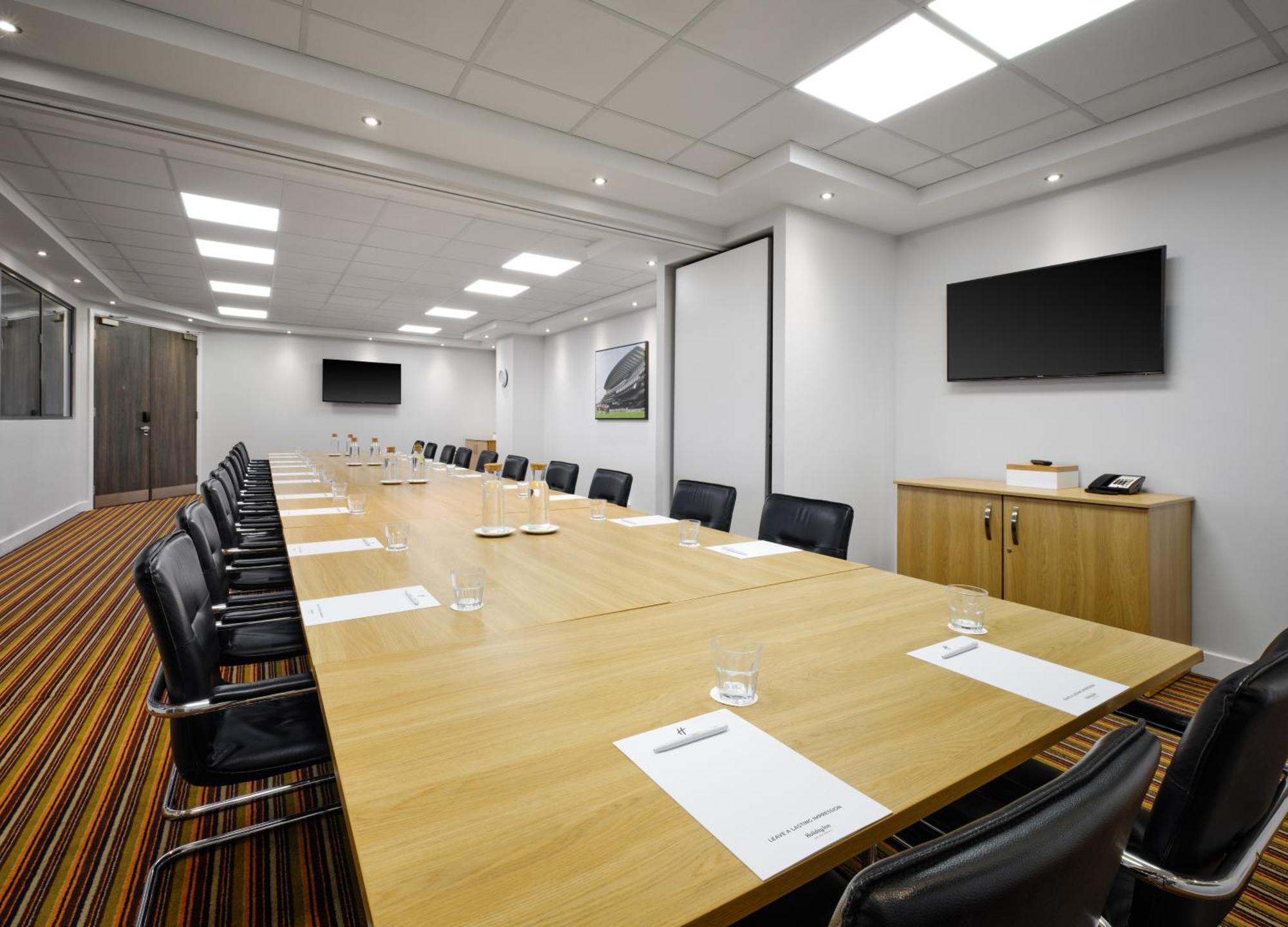 Holiday Inn Huntingdon Racecourse By Ihg Ngoại thất bức ảnh