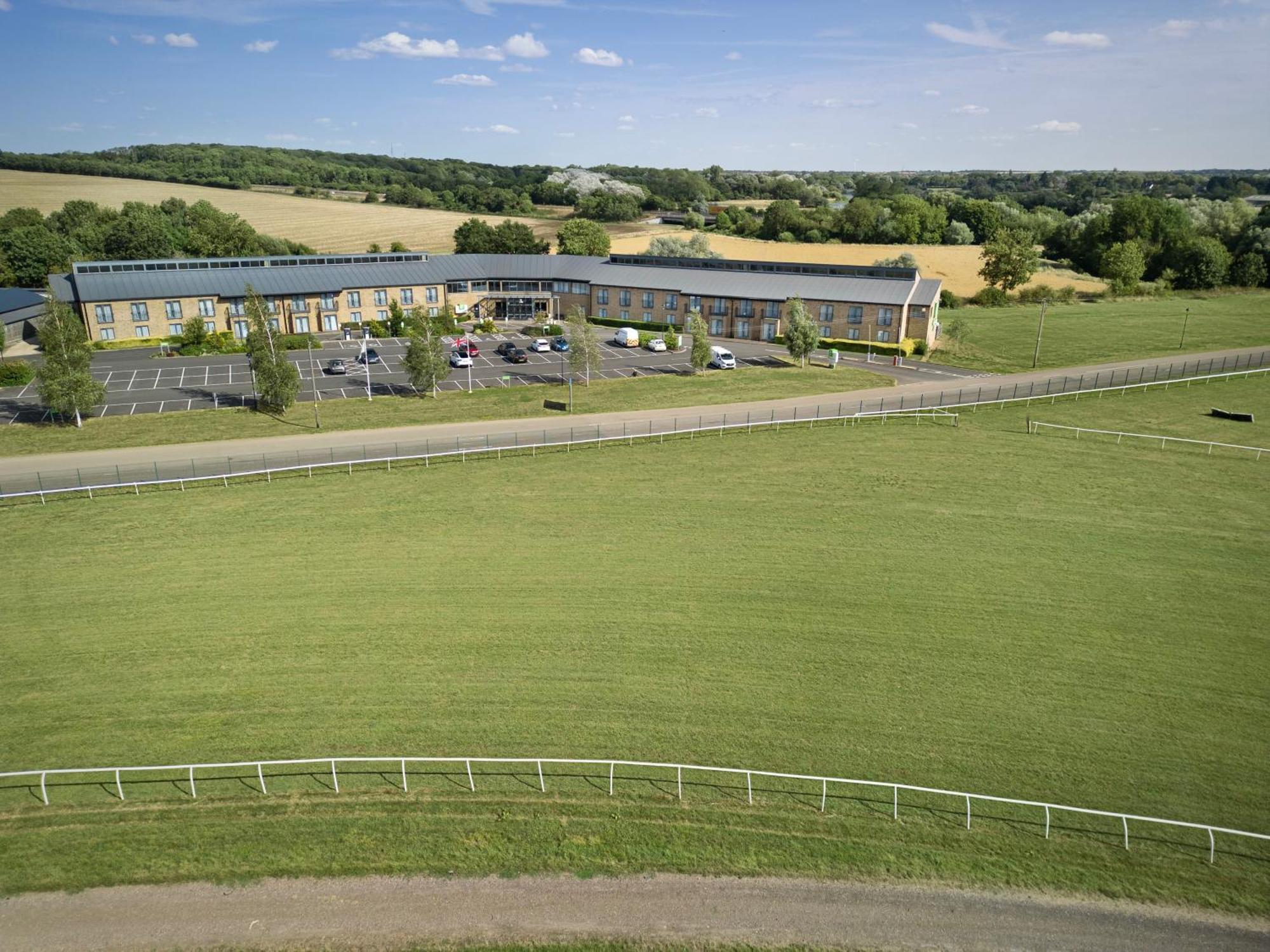 Holiday Inn Huntingdon Racecourse By Ihg Ngoại thất bức ảnh