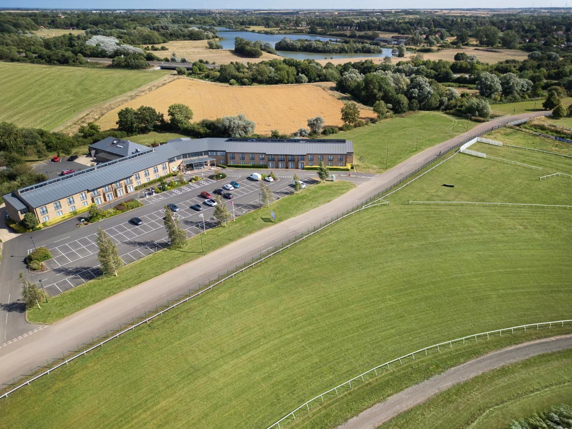 Holiday Inn Huntingdon Racecourse By Ihg Ngoại thất bức ảnh